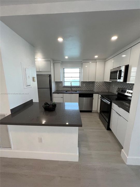 Active With Contract: $365,000 (1 beds, 1 baths, 1057 Square Feet)
