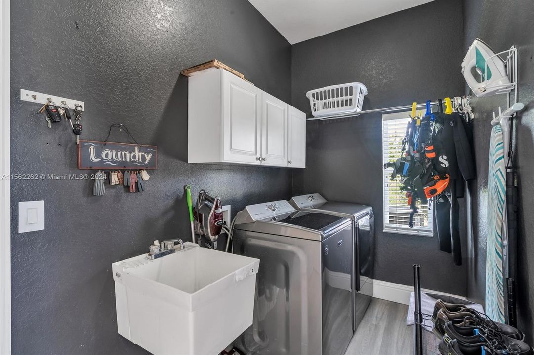 For Sale: $438,000 (3 beds, 2 baths, 2257 Square Feet)