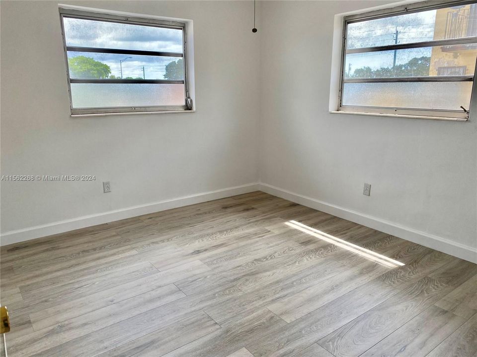 Active With Contract: $2,100 (2 beds, 1 baths, 806 Square Feet)