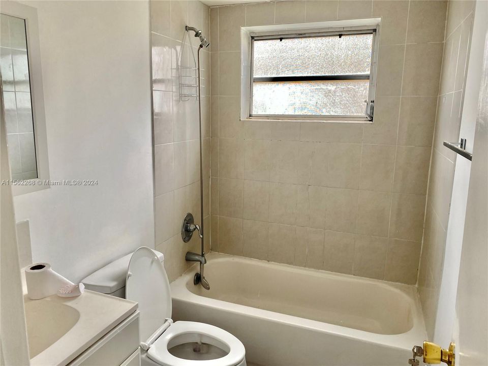 Active With Contract: $2,100 (2 beds, 1 baths, 806 Square Feet)