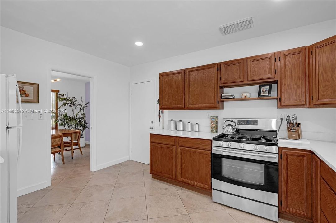Active With Contract: $749,900 (3 beds, 2 baths, 1526 Square Feet)