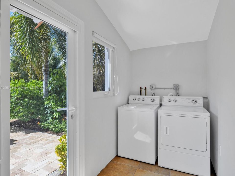 Active With Contract: $925,000 (2 beds, 1 baths, 1313 Square Feet)