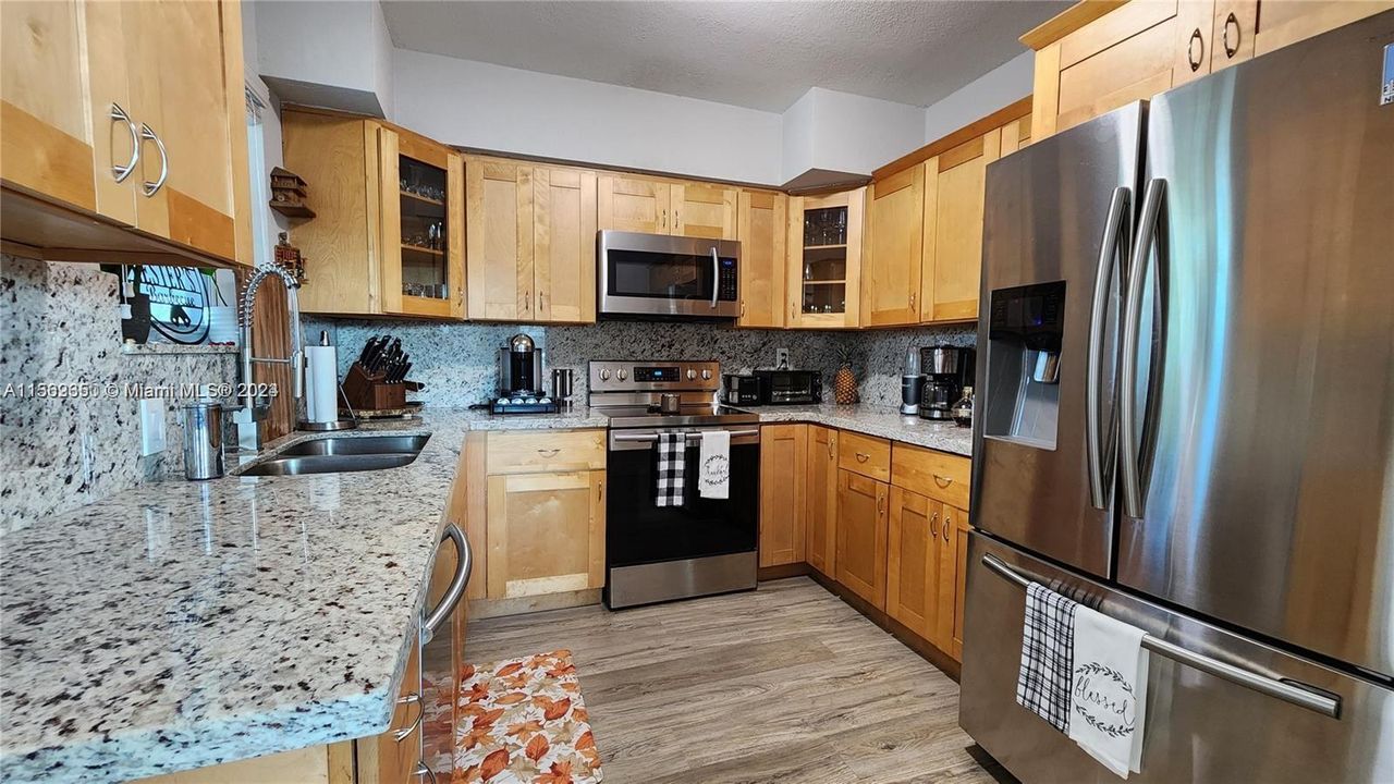 Active With Contract: $3,500 (3 beds, 1 baths, 1186 Square Feet)