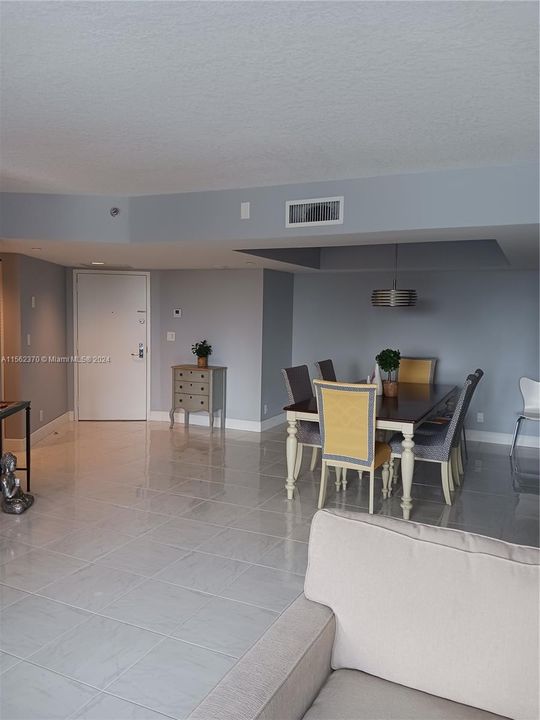 Active With Contract: $399,000 (1 beds, 1 baths, 1083 Square Feet)