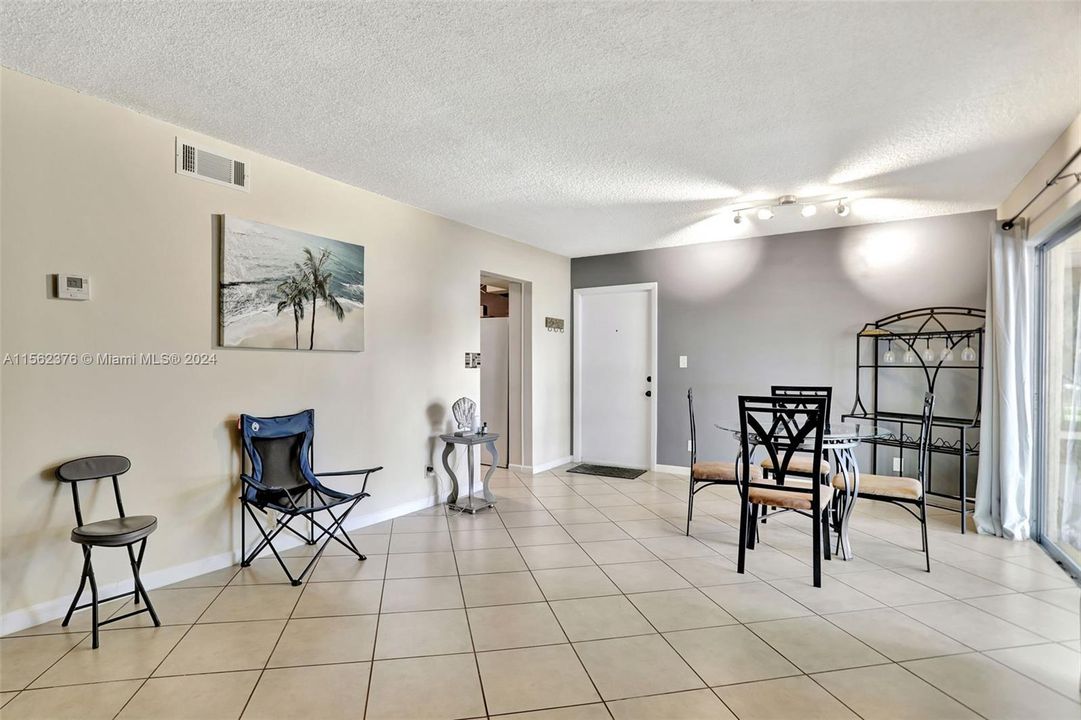 Active With Contract: $119,500 (1 beds, 1 baths, 738 Square Feet)