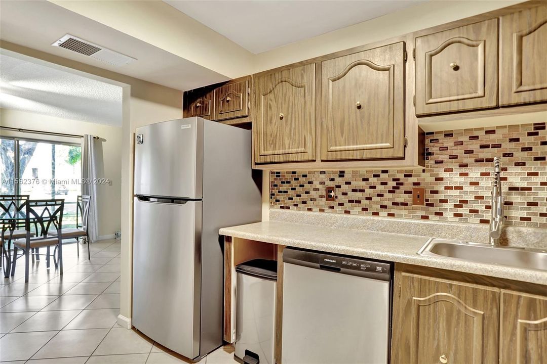 For Sale: $119,500 (1 beds, 1 baths, 738 Square Feet)