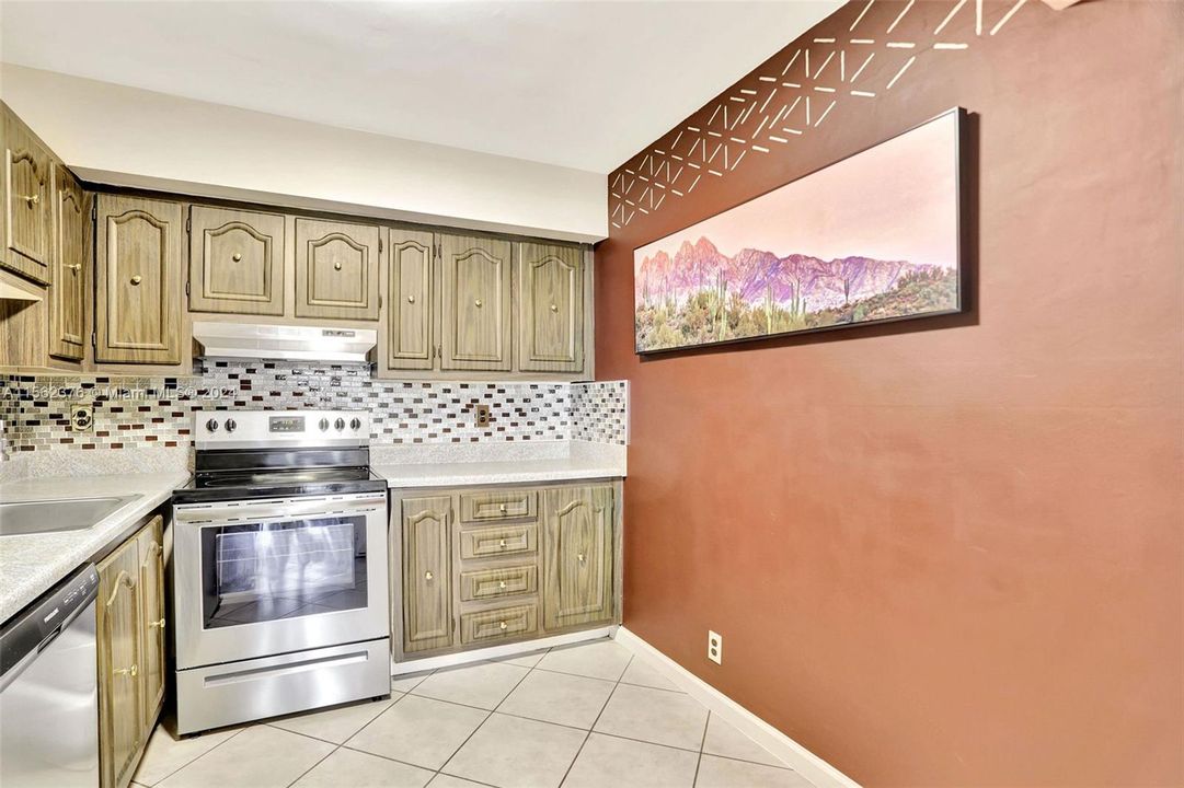 Active With Contract: $119,500 (1 beds, 1 baths, 738 Square Feet)