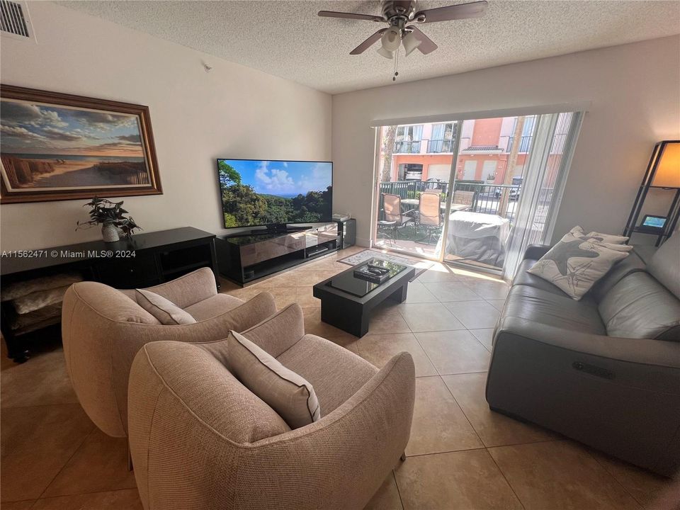 Recently Rented: $2,750 (2 beds, 2 baths, 1054 Square Feet)