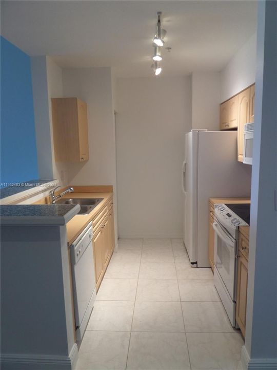 Active With Contract: $2,300 (1 beds, 1 baths, 711 Square Feet)