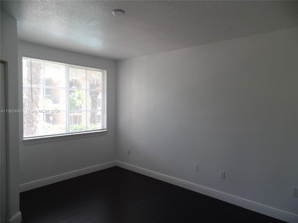 Active With Contract: $2,300 (1 beds, 1 baths, 711 Square Feet)