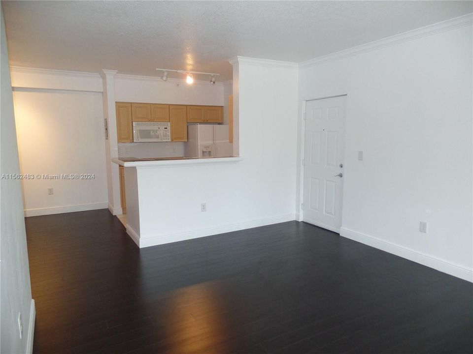 Active With Contract: $2,300 (1 beds, 1 baths, 711 Square Feet)