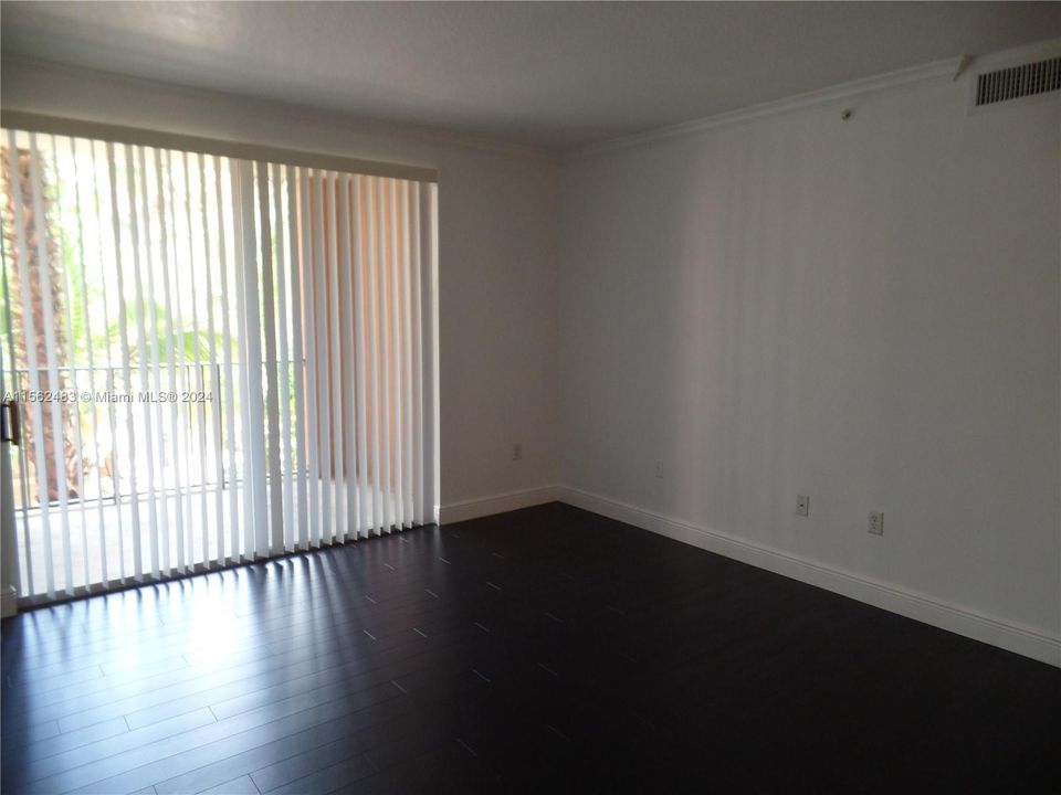 Active With Contract: $2,300 (1 beds, 1 baths, 711 Square Feet)