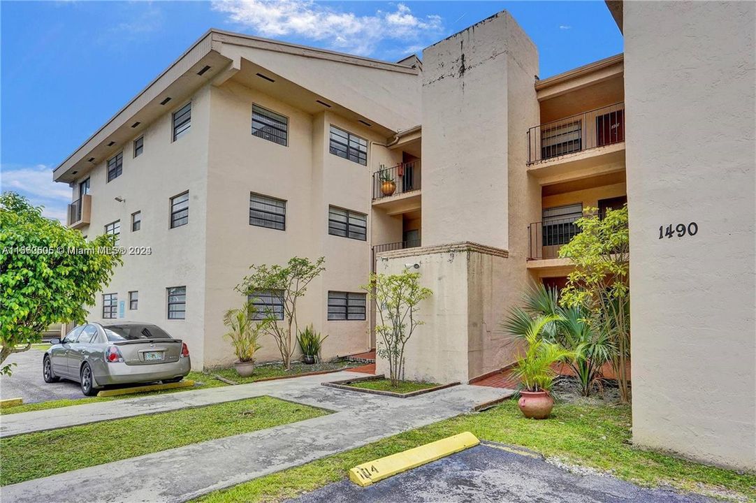 Active With Contract: $2,300 (2 beds, 2 baths, 0 Square Feet)