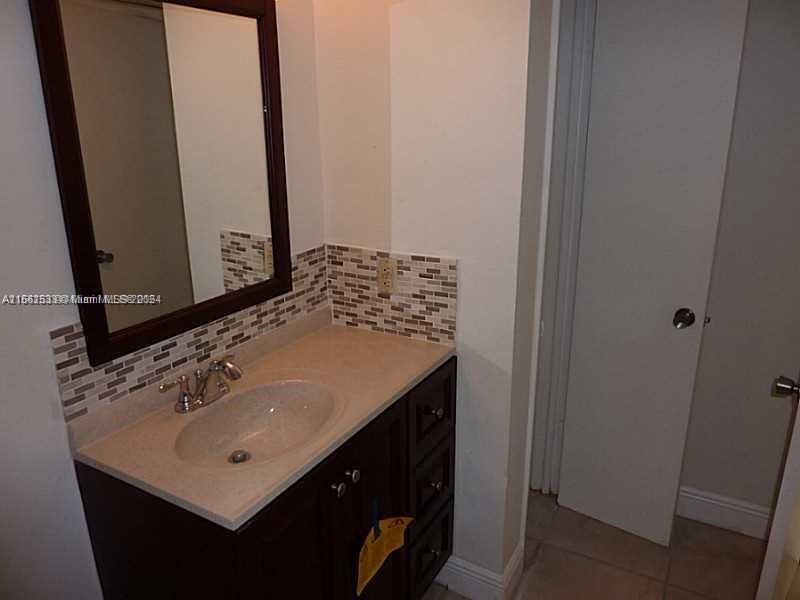 Active With Contract: $2,000 (1 beds, 1 baths, 747 Square Feet)