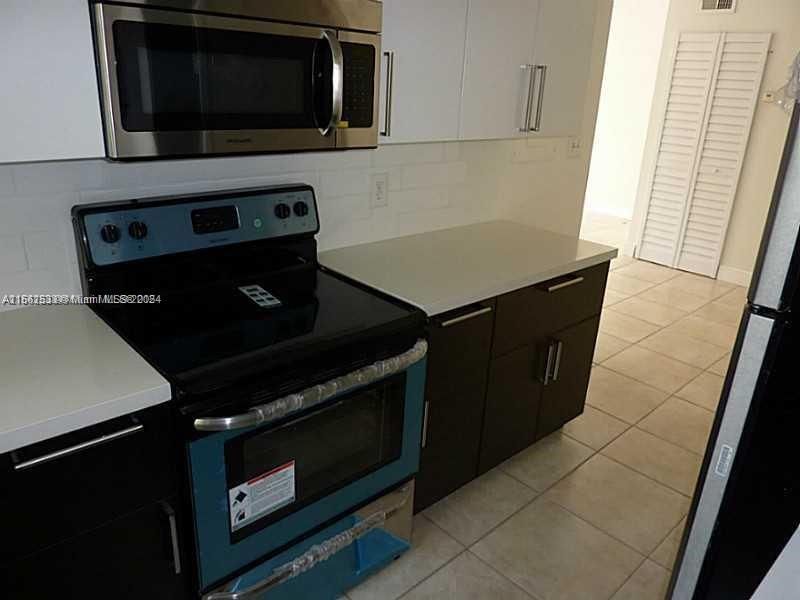 Active With Contract: $2,000 (1 beds, 1 baths, 747 Square Feet)