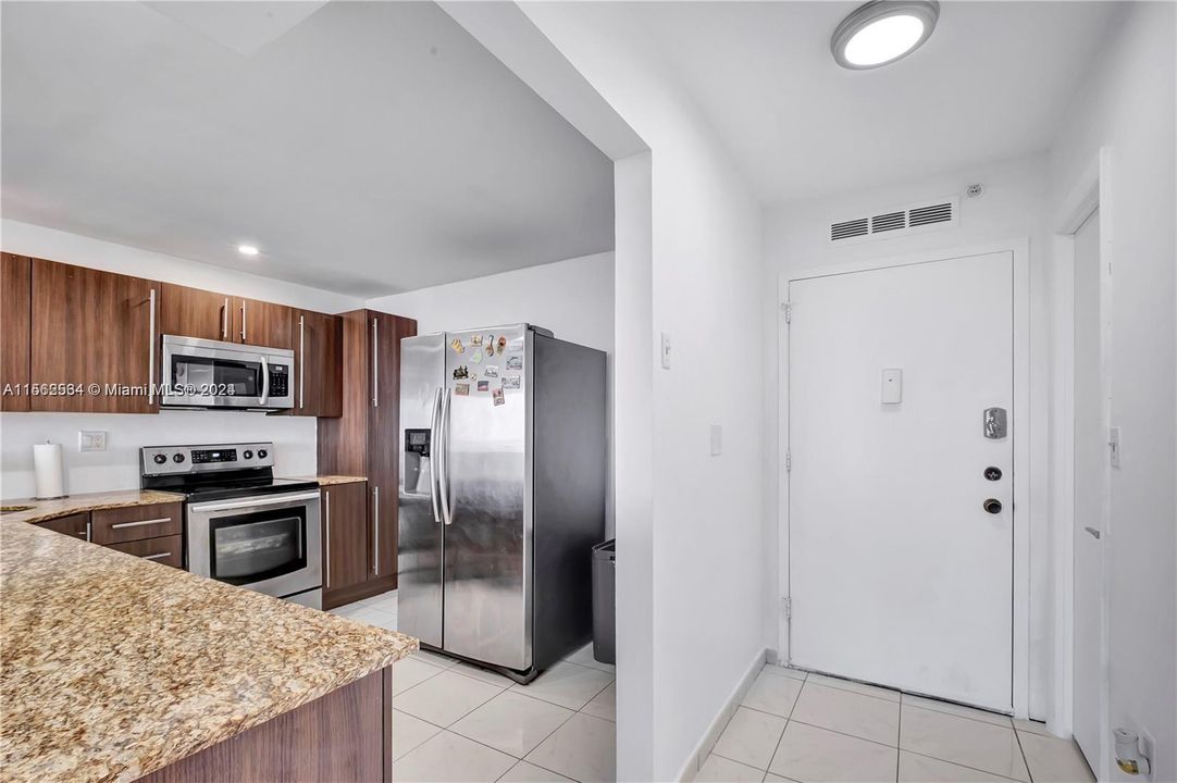 For Sale: $260,000 (1 beds, 1 baths, 887 Square Feet)