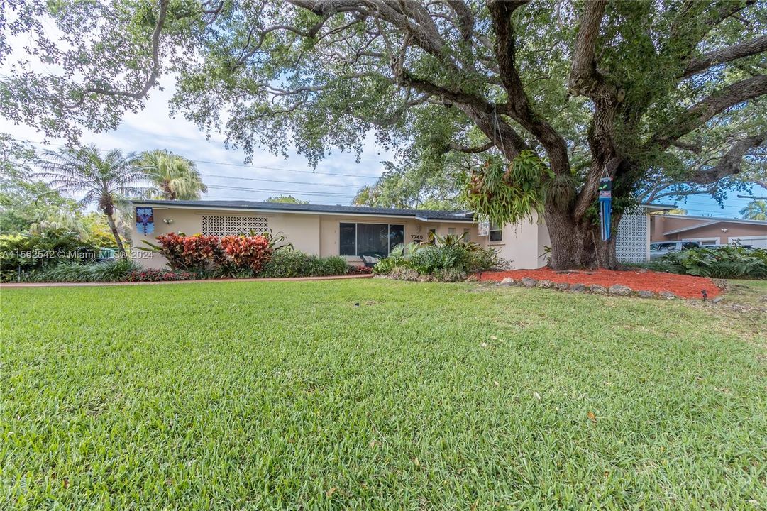 For Sale: $1,095,000 (4 beds, 2 baths, 1543 Square Feet)