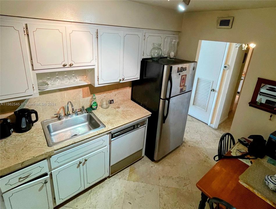 For Sale: $545,000 (1 beds, 1 baths, 950 Square Feet)