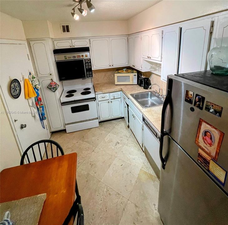 For Sale: $550,000 (1 beds, 1 baths, 950 Square Feet)