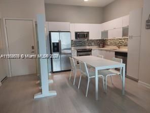 For Sale: $379,000 (1 beds, 1 baths, 712 Square Feet)