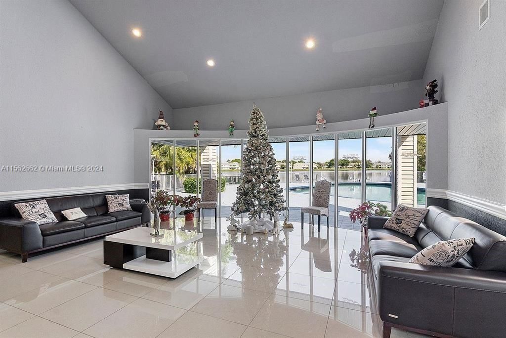 Recently Rented: $2,100 (2 beds, 2 baths, 1096 Square Feet)