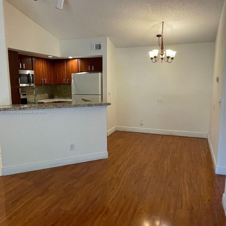Recently Rented: $1,900 (1 beds, 1 baths, 743 Square Feet)