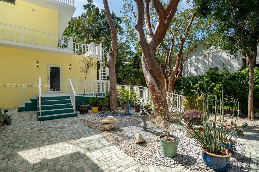 Recently Sold: $1,350,000 (3 beds, 2 baths, 1952 Square Feet)