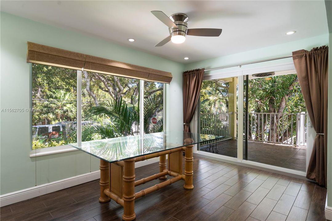 Recently Sold: $1,350,000 (3 beds, 2 baths, 1952 Square Feet)