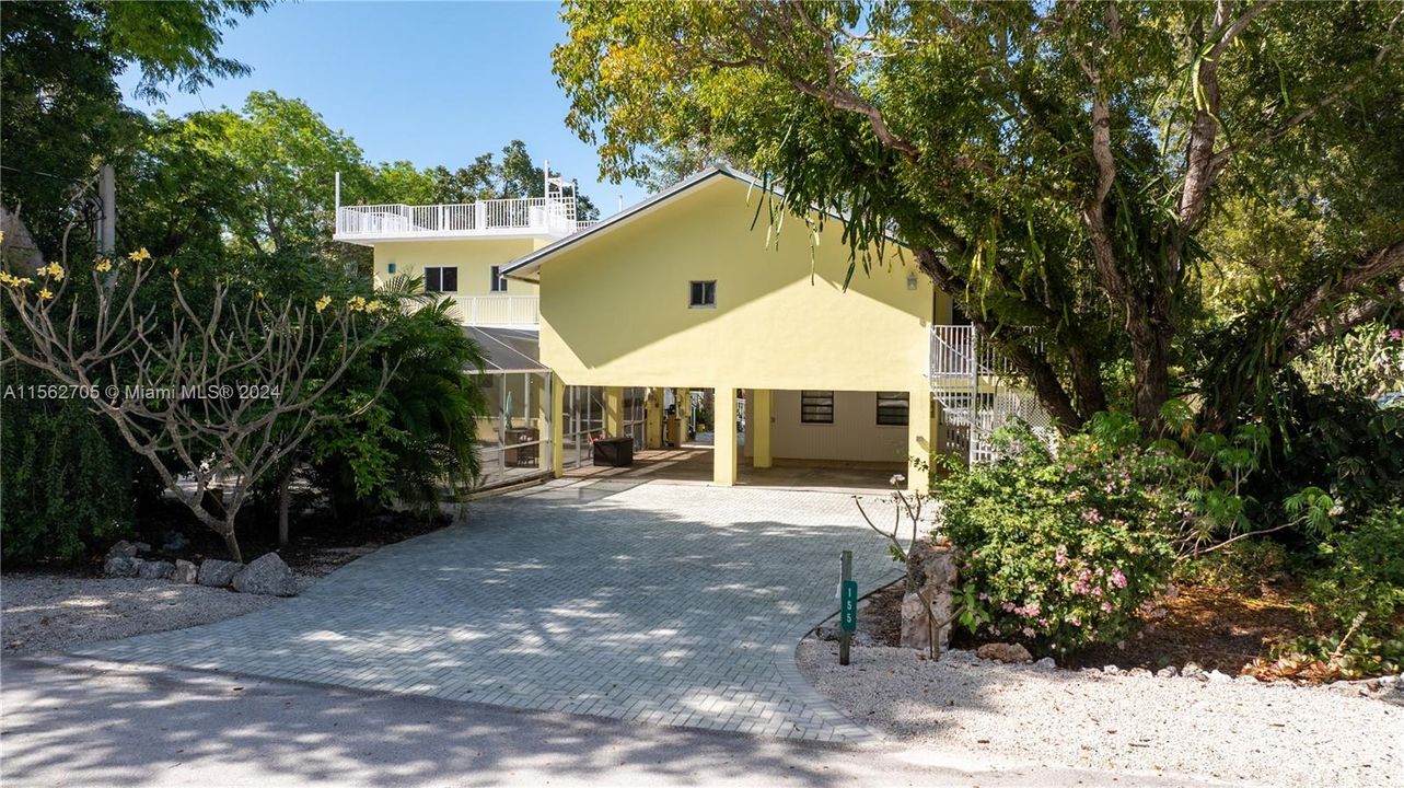 Recently Sold: $1,350,000 (3 beds, 2 baths, 1952 Square Feet)