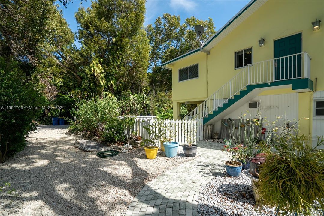 Recently Sold: $1,350,000 (3 beds, 2 baths, 1952 Square Feet)