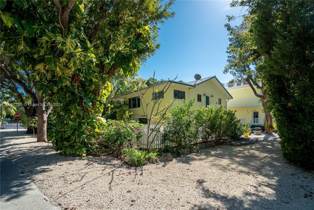 Recently Sold: $1,350,000 (3 beds, 2 baths, 1952 Square Feet)