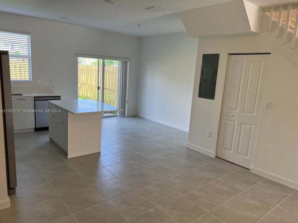 Active With Contract: $3,000 (3 beds, 2 baths, 1328 Square Feet)