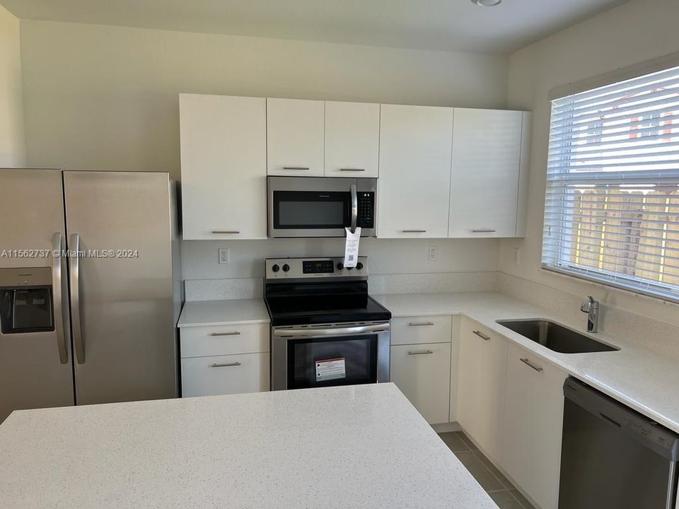 Active With Contract: $3,000 (3 beds, 2 baths, 1328 Square Feet)