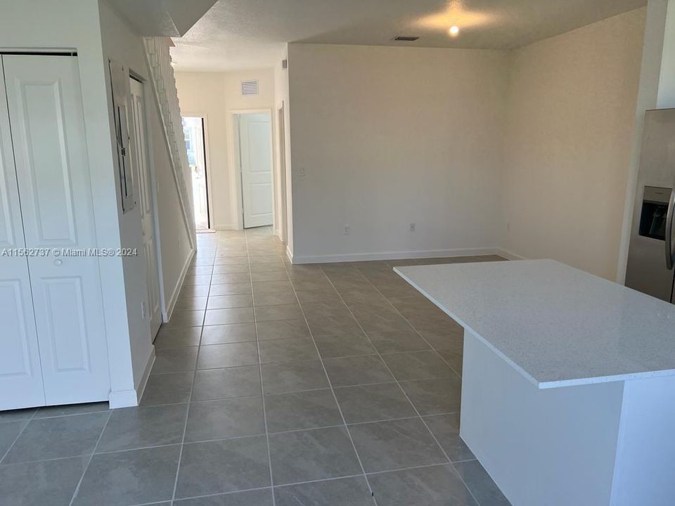Active With Contract: $3,000 (3 beds, 2 baths, 1328 Square Feet)