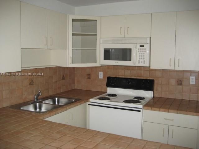 最近租的: $2,000 (1 贝兹, 1 浴室, 810 平方英尺)