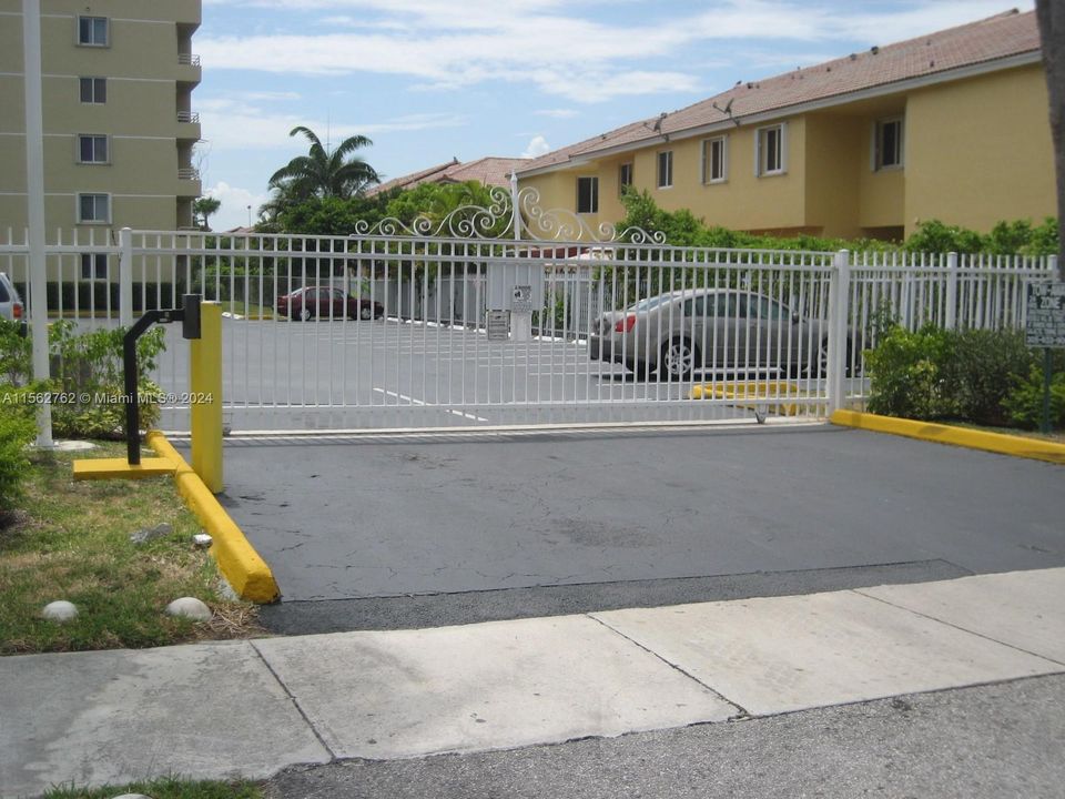 最近租的: $2,000 (1 贝兹, 1 浴室, 810 平方英尺)