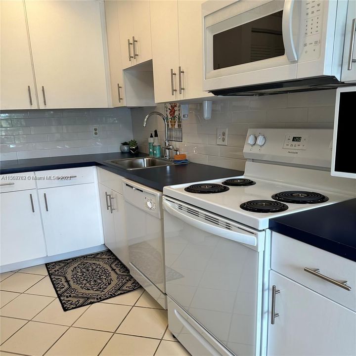 For Sale: $1,000 (2 beds, 2 baths, 1383 Square Feet)