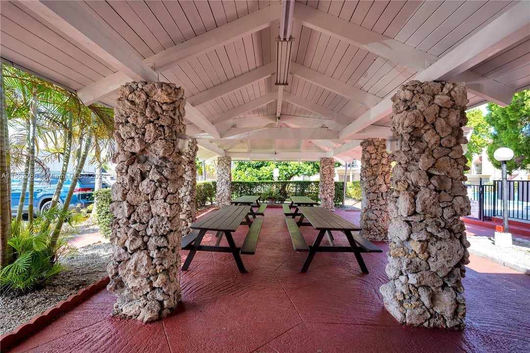 Recently Rented: $1,750 (1 beds, 1 baths, 635 Square Feet)