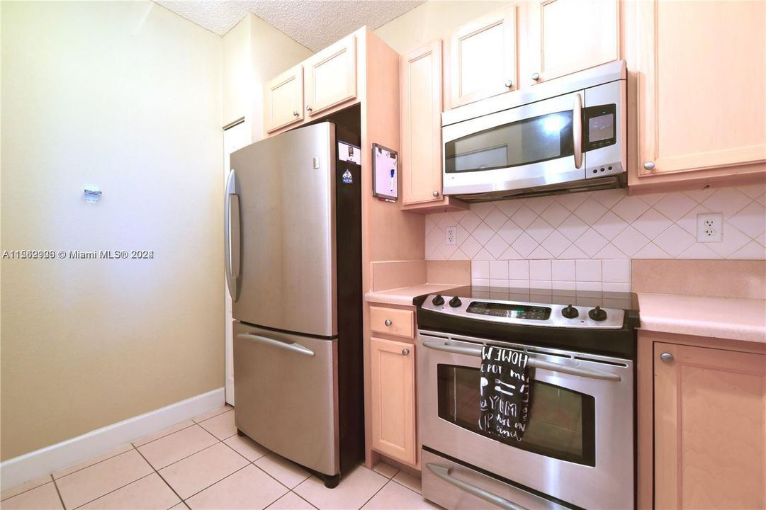 Active With Contract: $3,150 (2 beds, 2 baths, 1010 Square Feet)