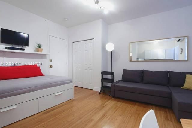 Recently Rented: $1,600 (0 beds, 1 baths, 290 Square Feet)