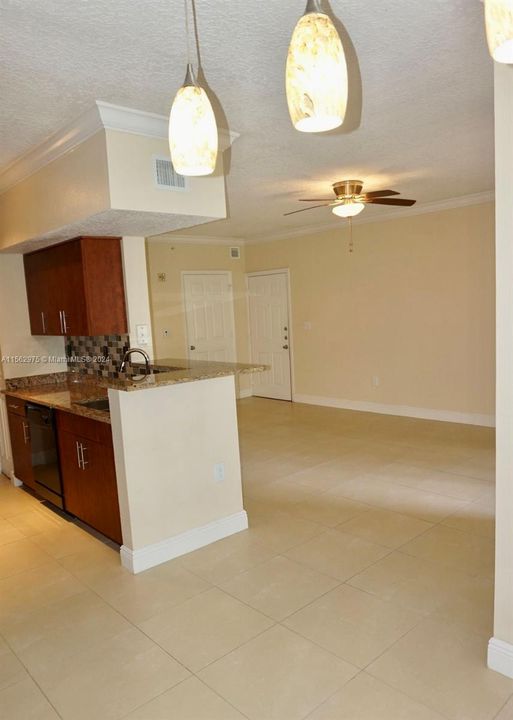 Active With Contract: $305,900 (1 beds, 1 baths, 810 Square Feet)
