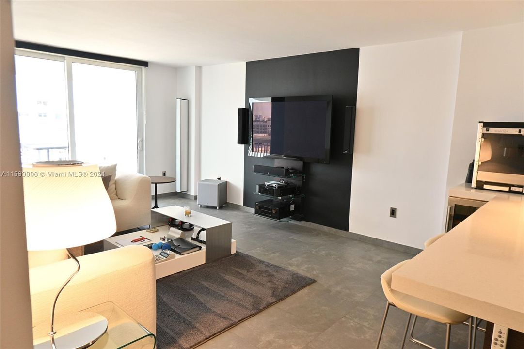 For Sale: $749,000 (1 beds, 1 baths, 655 Square Feet)