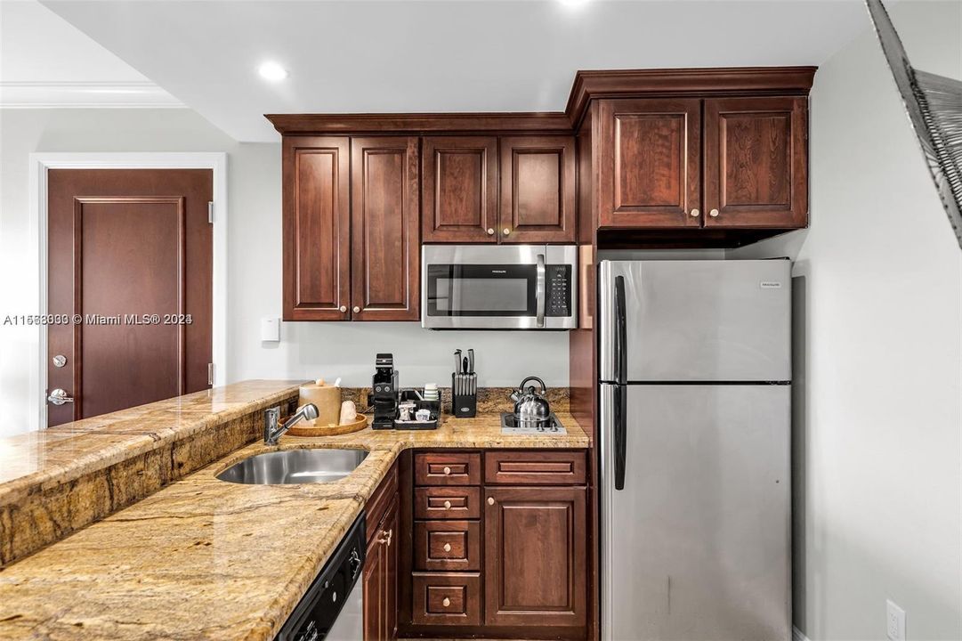 For Sale: $725,000 (1 beds, 1 baths, 550 Square Feet)