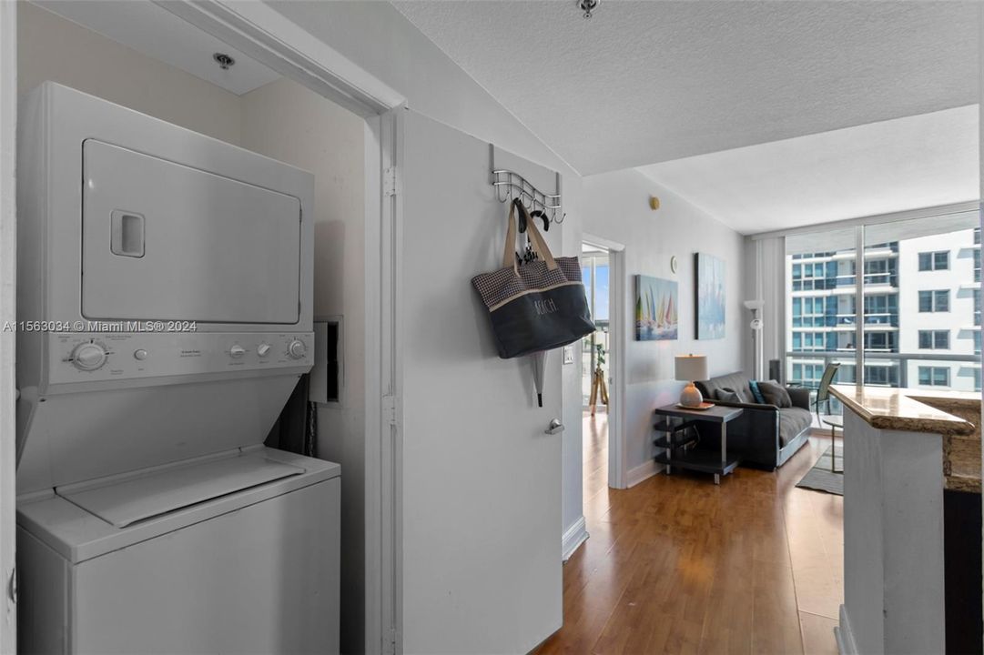 For Sale: $715,000 (1 beds, 1 baths, 881 Square Feet)