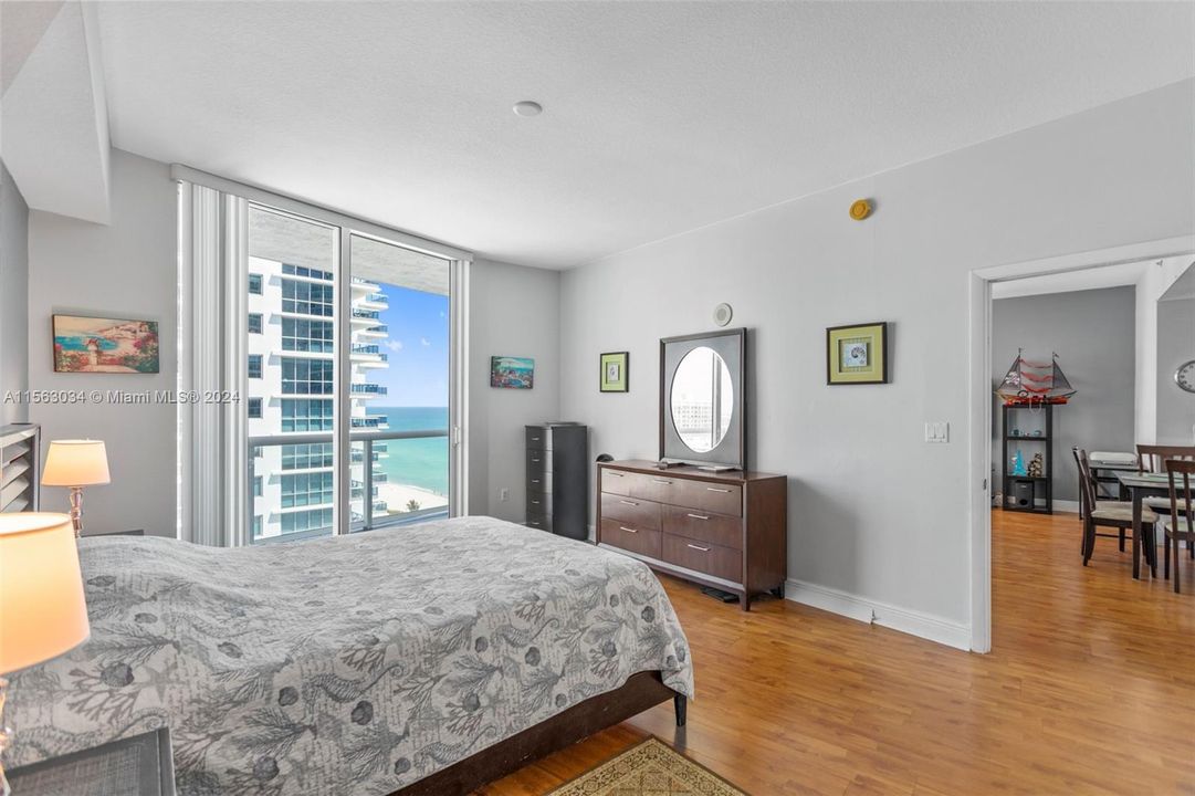 For Sale: $715,000 (1 beds, 1 baths, 881 Square Feet)