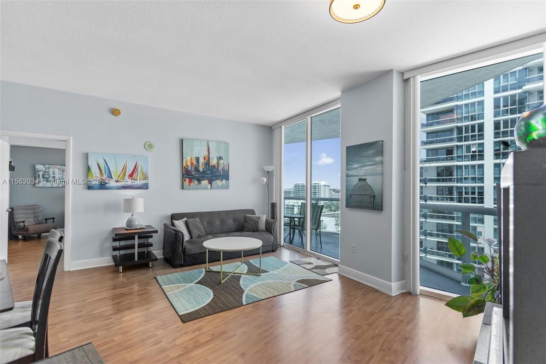 For Sale: $715,000 (1 beds, 1 baths, 881 Square Feet)