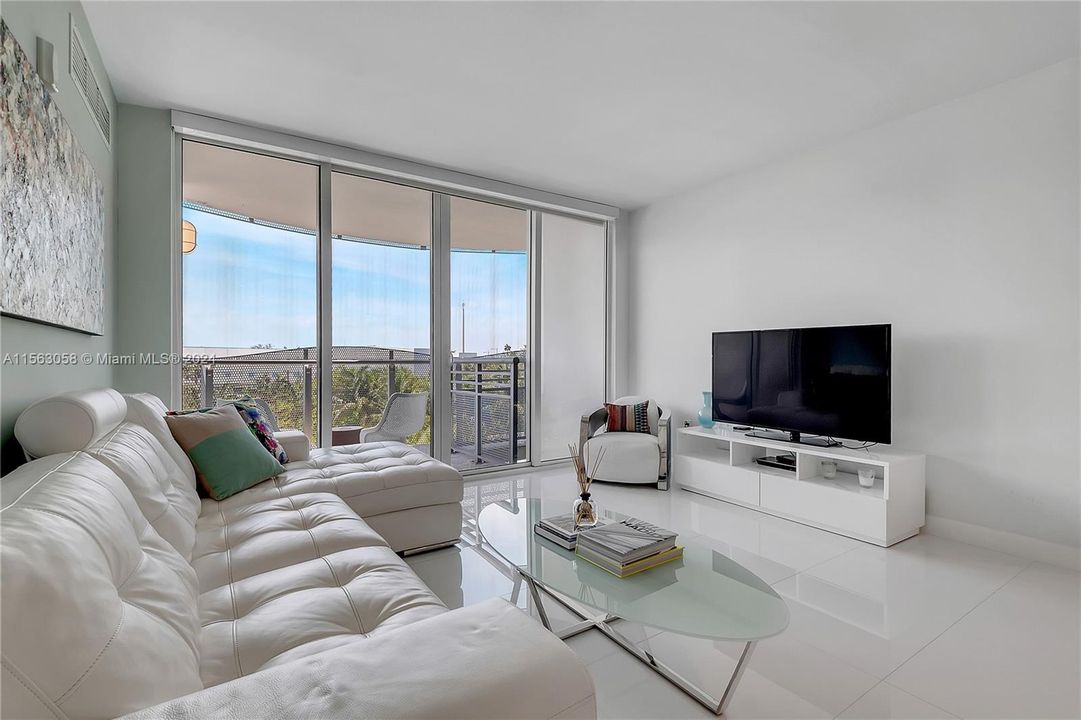 Active With Contract: $560,000 (1 beds, 1 baths, 721 Square Feet)