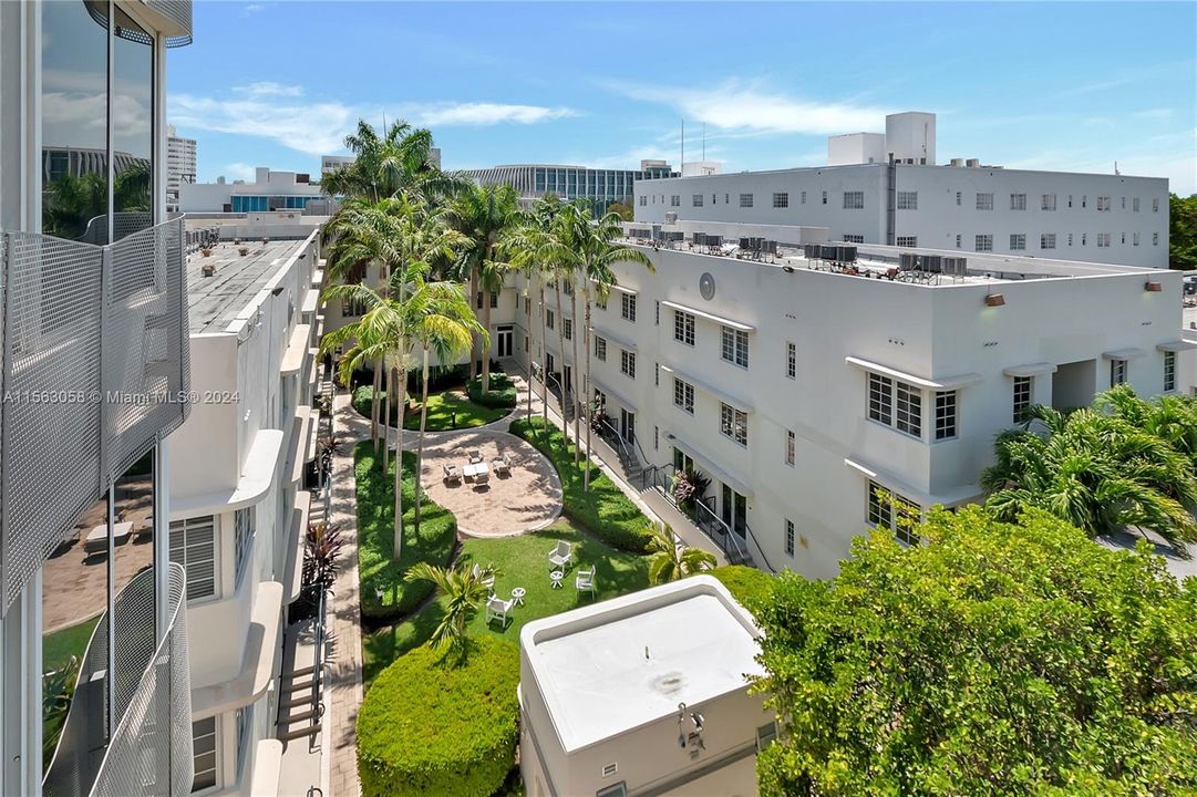 Active With Contract: $560,000 (1 beds, 1 baths, 721 Square Feet)