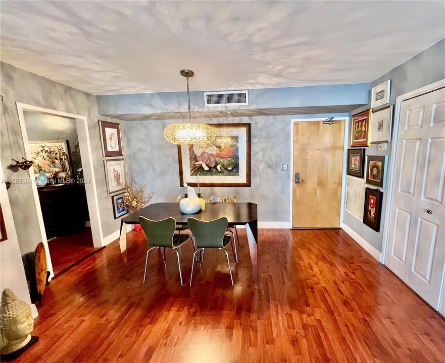 For Sale: $440,000 (1 beds, 1 baths, 905 Square Feet)