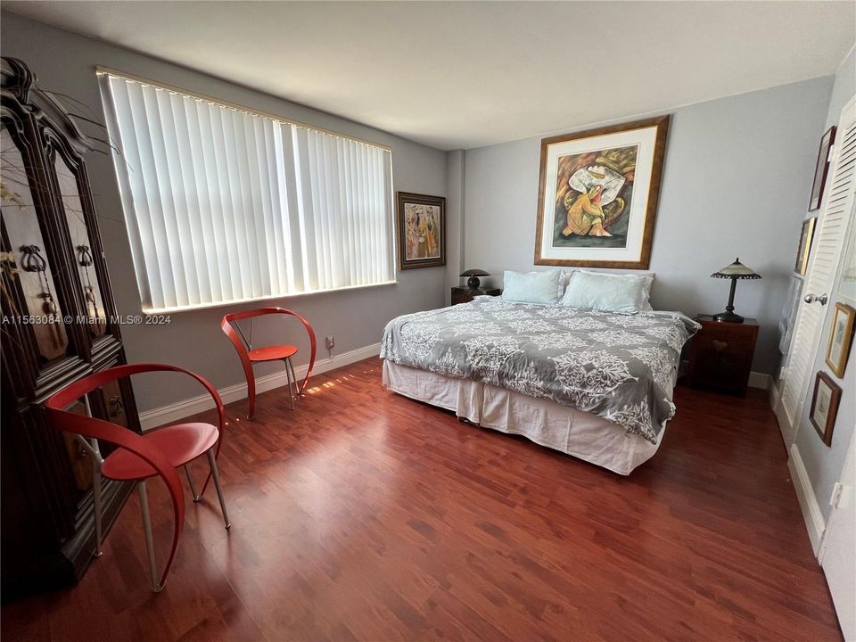 For Sale: $440,000 (1 beds, 1 baths, 905 Square Feet)